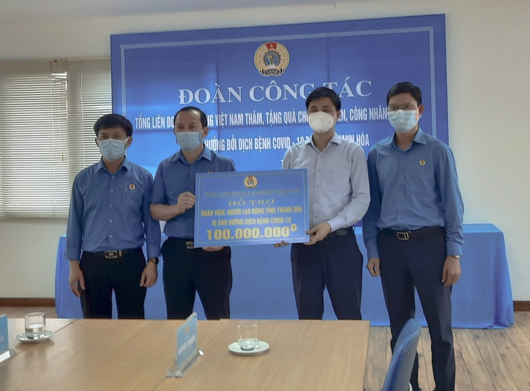 Tổng LĐLĐ trao 100 suất quà cho công nhân lao động Công ty TNHH Sakurai Việt Nam