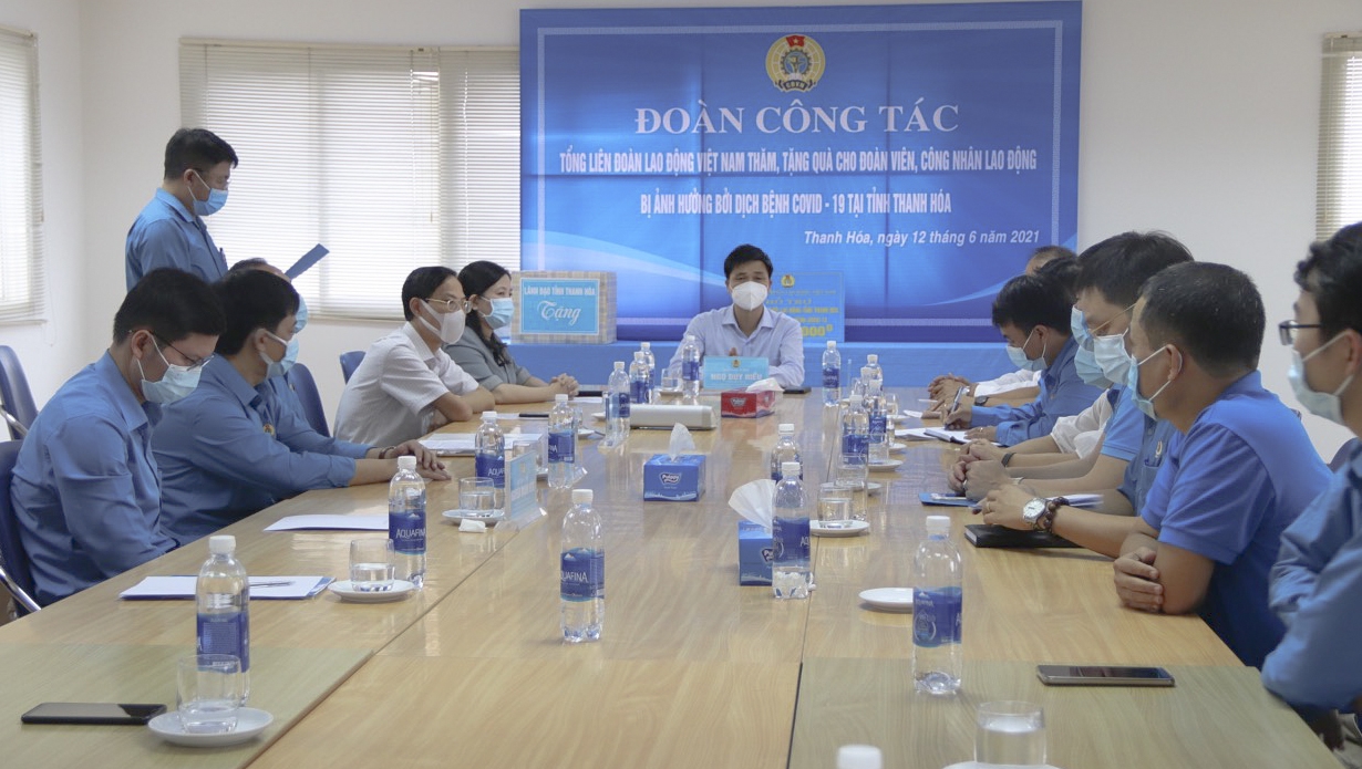 Tổng LĐLĐ trao 100 suất quà cho công nhân lao động Công ty TNHH Sakurai Việt Nam