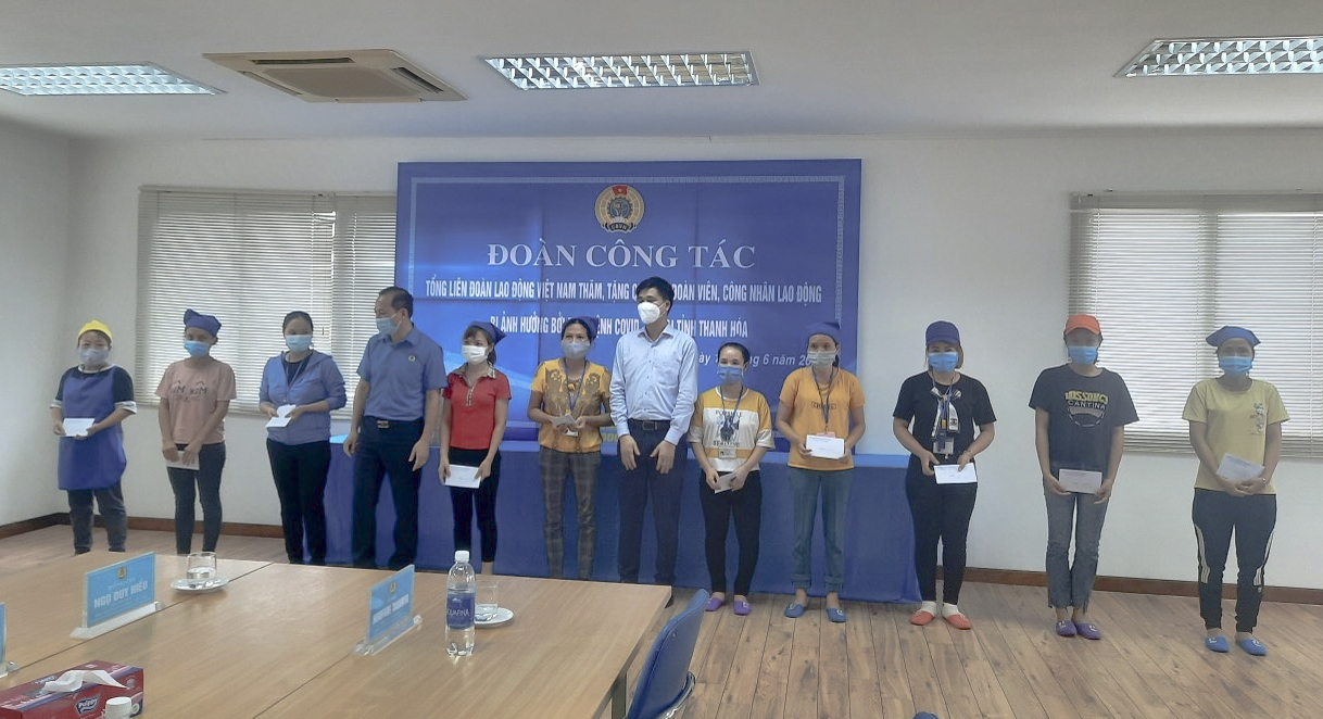 Tổng LĐLĐ trao 100 suất quà cho công nhân lao động Công ty TNHH Sakurai Việt Nam