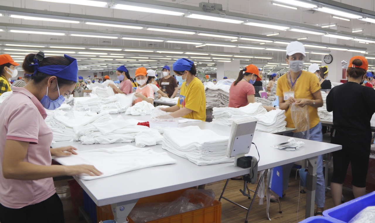 Tổng LĐLĐ trao 100 suất quà cho công nhân lao động Công ty TNHH Sakurai Việt Nam