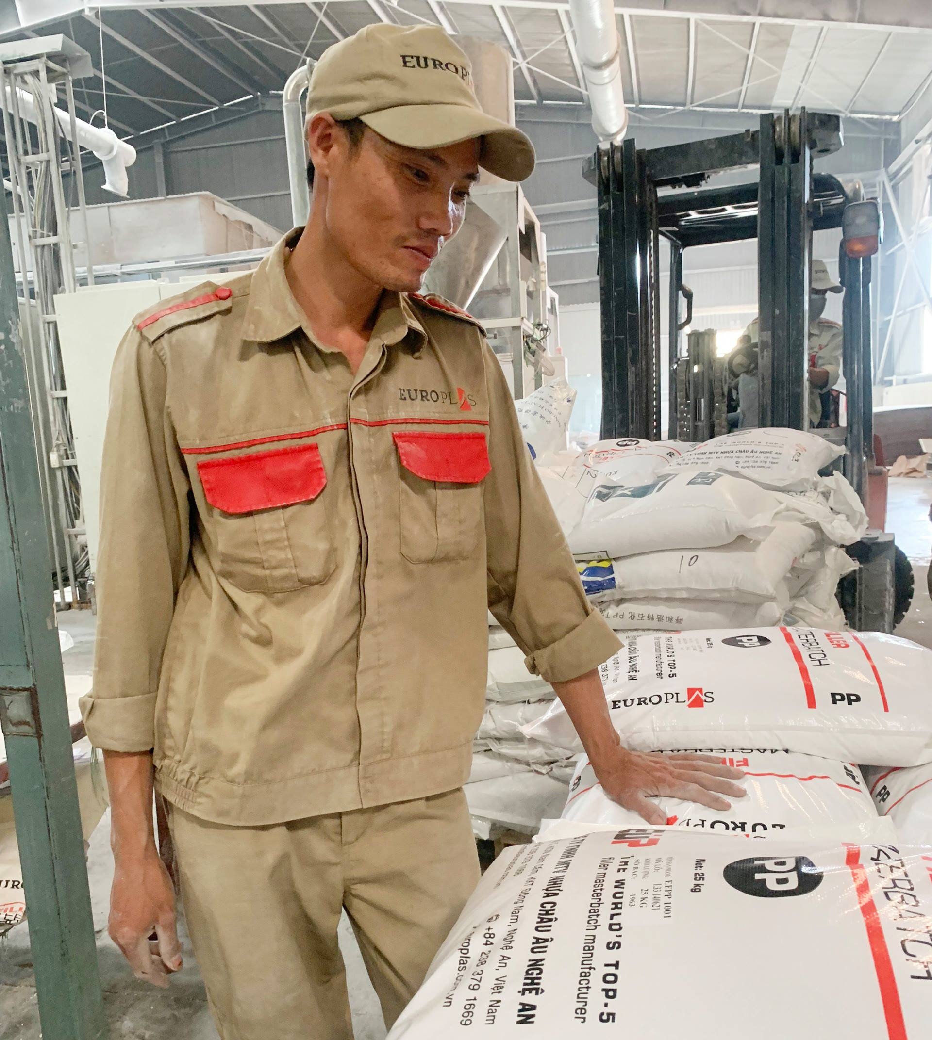 Đồng phục Công ty TNHH MTV Nhựa châu Âu Nghệ An: Chuyên nghiệp, an toàn Đồng phục Công ty TNHH MTV Nhựa châu Âu Nghệ An: Chuyên nghiệp, an toàn