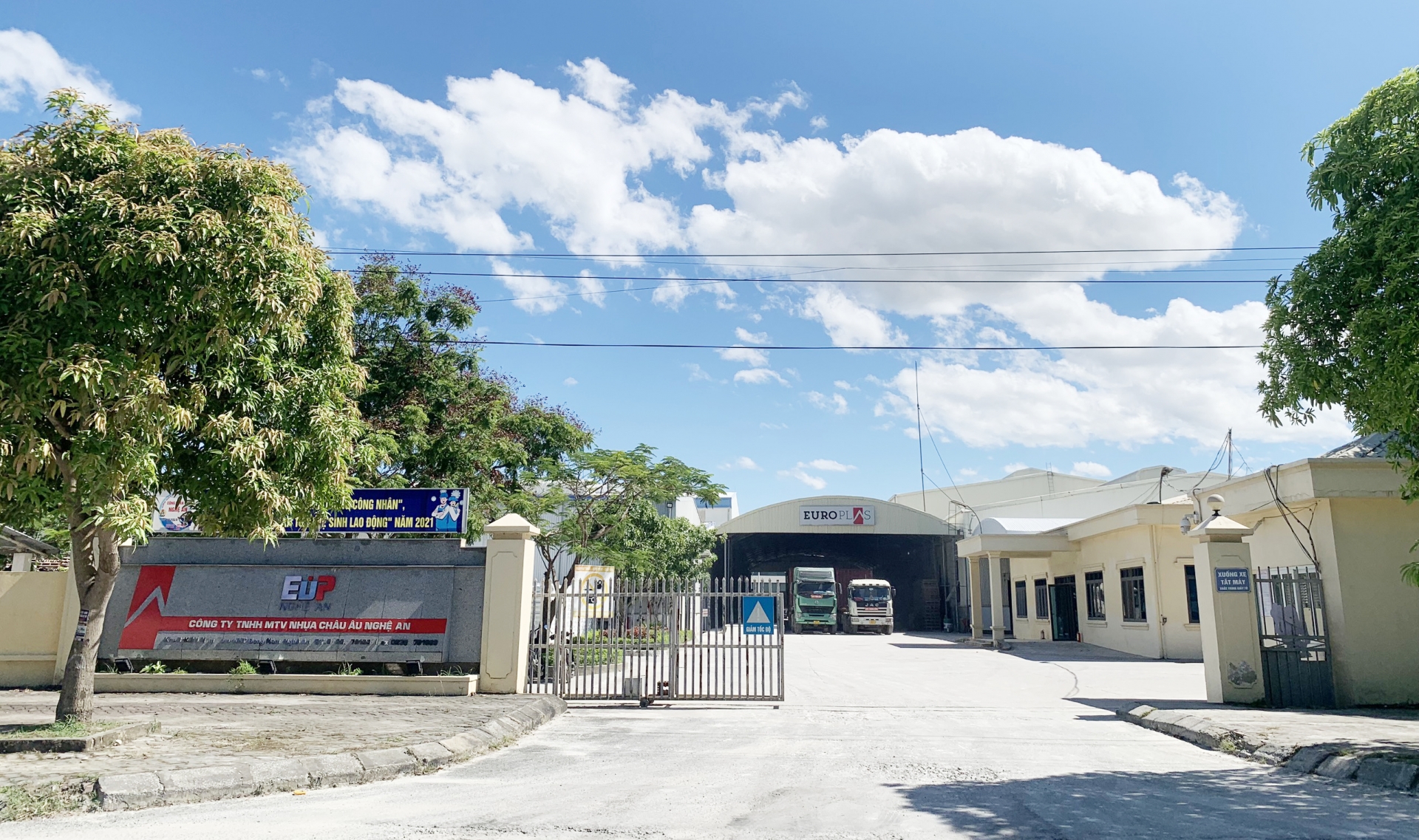 Đồng phục là niềm tự hào của người lao động Công ty MTV Nhựa Châu Âu Nghệ An Đồng phục là niềm tự hào của người lao động Công ty MTV Nhựa Châu Âu Nghệ An