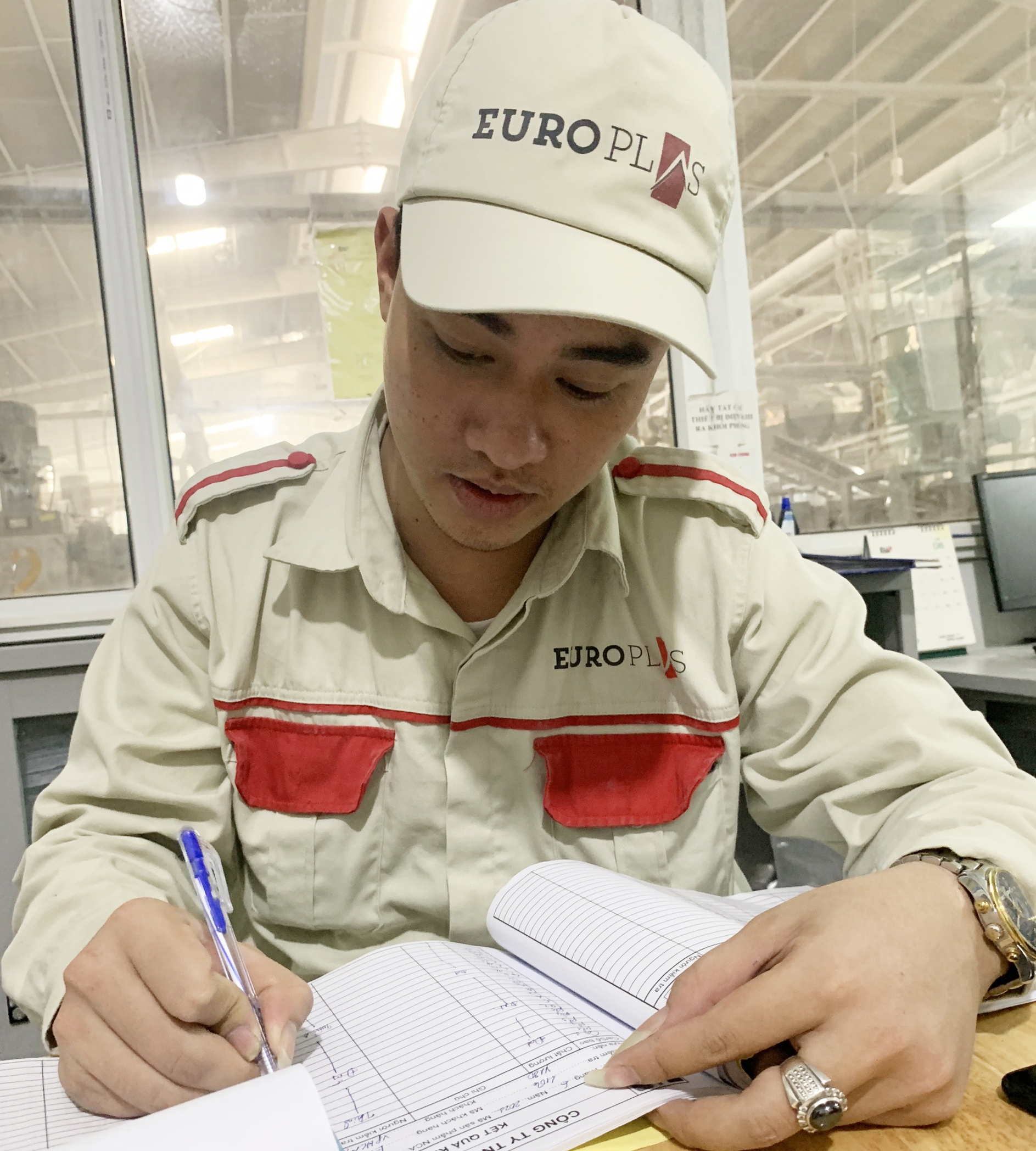 Đồng phục là niềm tự hào của người lao động Công ty MTV Nhựa Châu Âu Nghệ An Đồng phục là niềm tự hào của người lao động Công ty MTV Nhựa Châu Âu Nghệ An