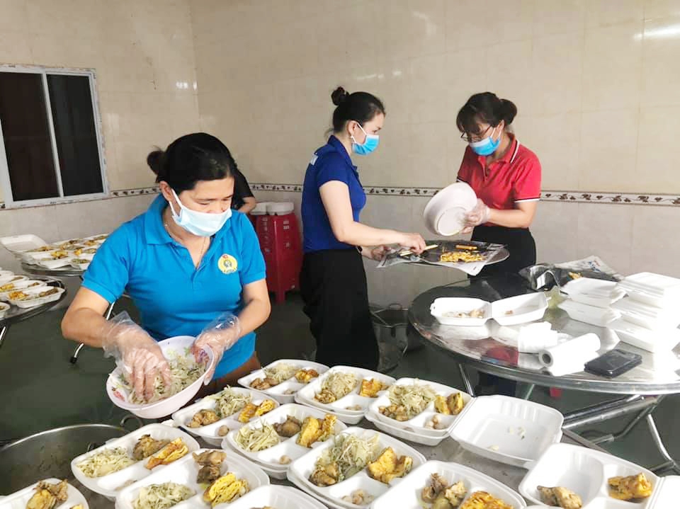 Các cấp công đoàn Hà Tĩnh đồng hành trong cuộc chiến phòng, chống dịch bệnh Covid-19 Các cấp công đoàn Hà Tĩnh đồng hành trong cuộc chiến phòng, chống dịch bệnh Covid-19