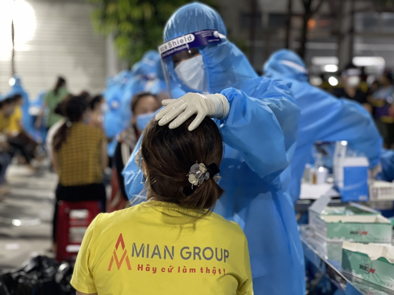 Nghệ An: Công ty CP May Minh Anh - Kim Liên test nhanh Covid -19 cho 2.500 công nhân lao động