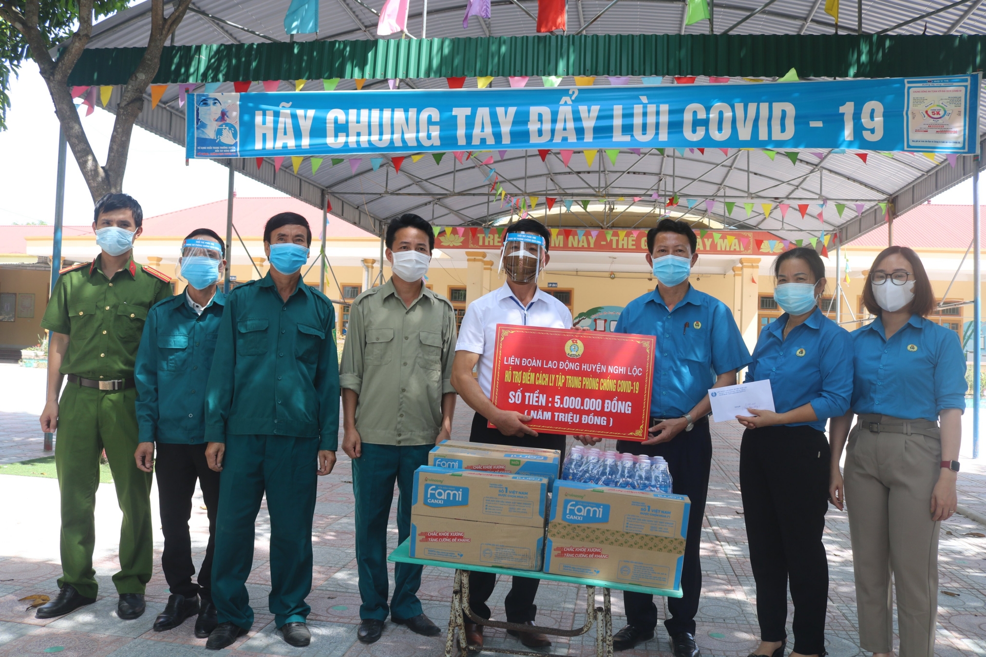 LĐLĐ huyện Nghi Lộc (Nghệ An) tặng quà cho các lực lượng tuyến đầu phòng chống dịch LĐLĐ huyện Nghi Lộc (Nghệ An) tặng quà cho các lực lượng tuyến đầu phòng chống dịch