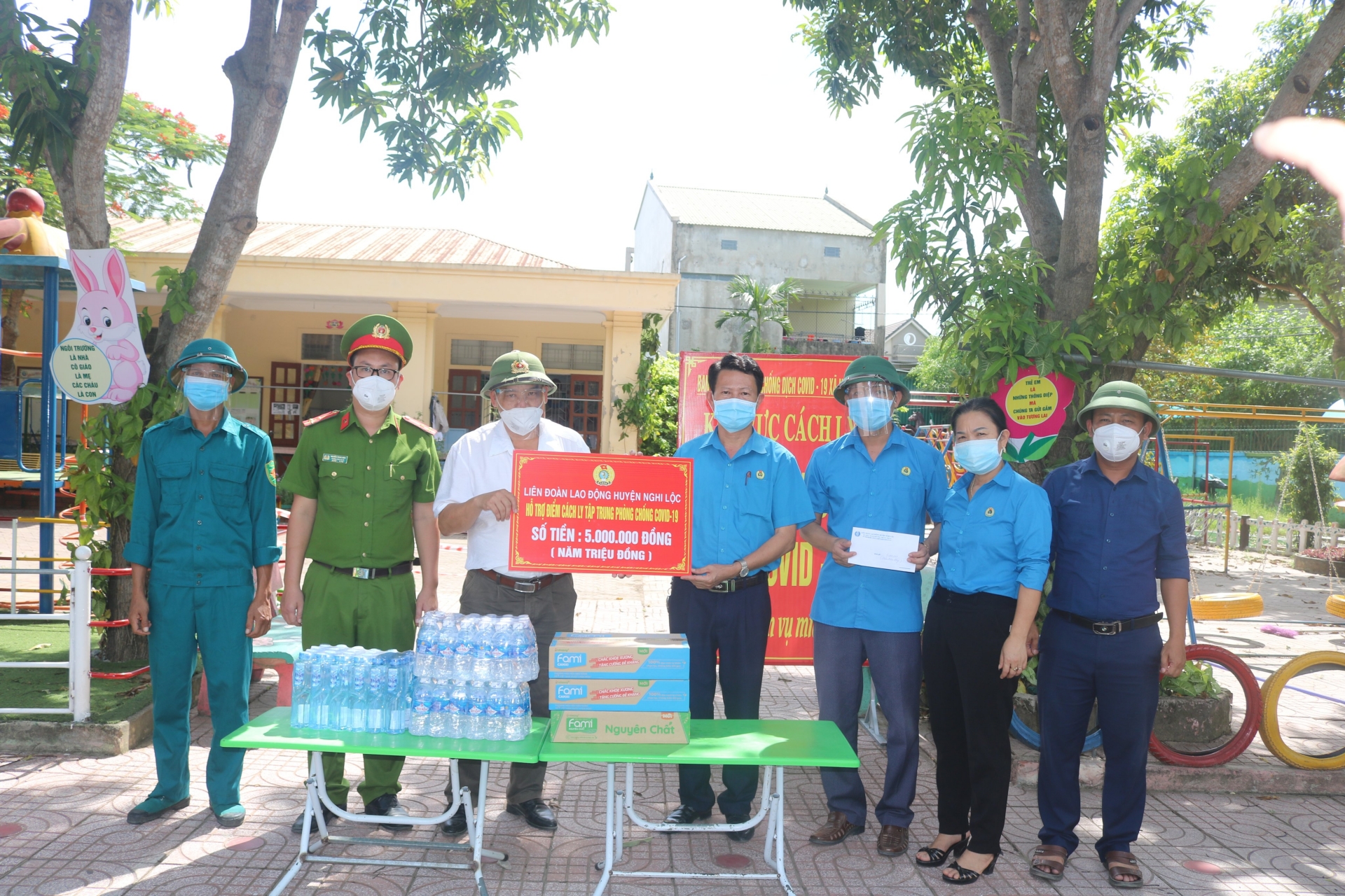 LĐLĐ huyện Nghi Lộc (Nghệ An) tặng quà cho các lực lượng tuyến đầu phòng chống dịch LĐLĐ huyện Nghi Lộc (Nghệ An) tặng quà cho các lực lượng tuyến đầu phòng chống dịch