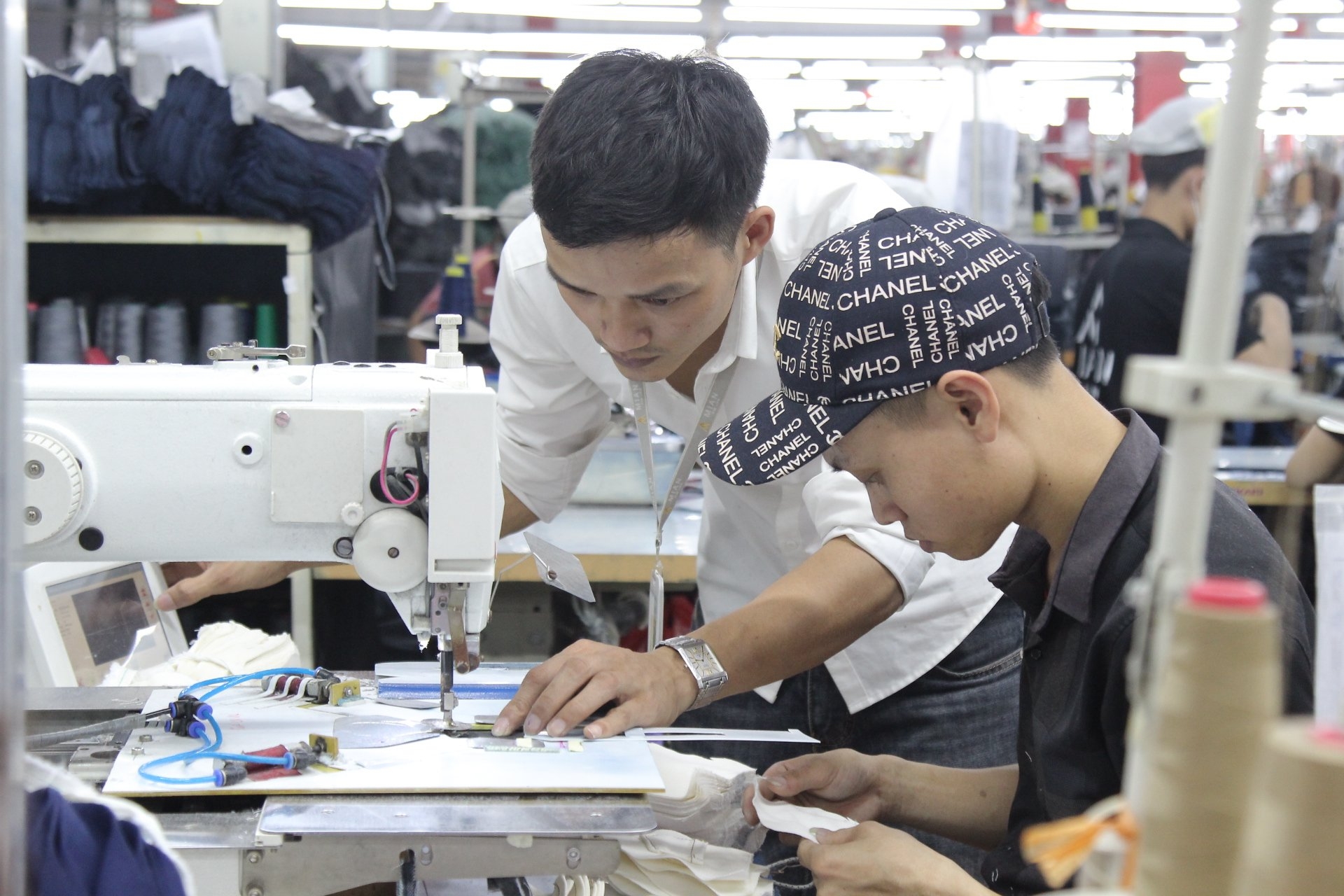 Phía sau hạnh phúc gia đình Phía sau hạnh phúc gia đình