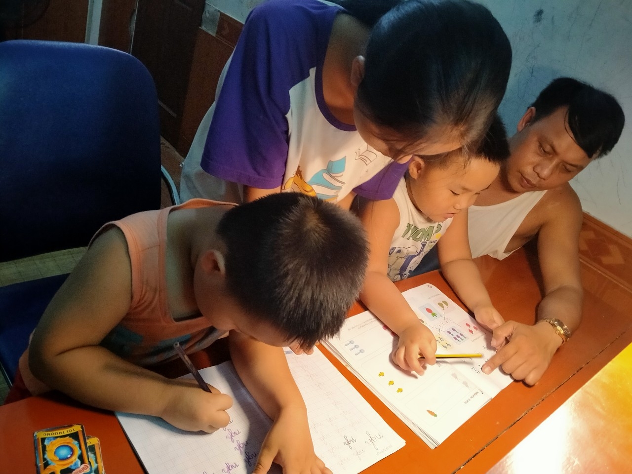 Phía sau hạnh phúc gia đình Phía sau hạnh phúc gia đình