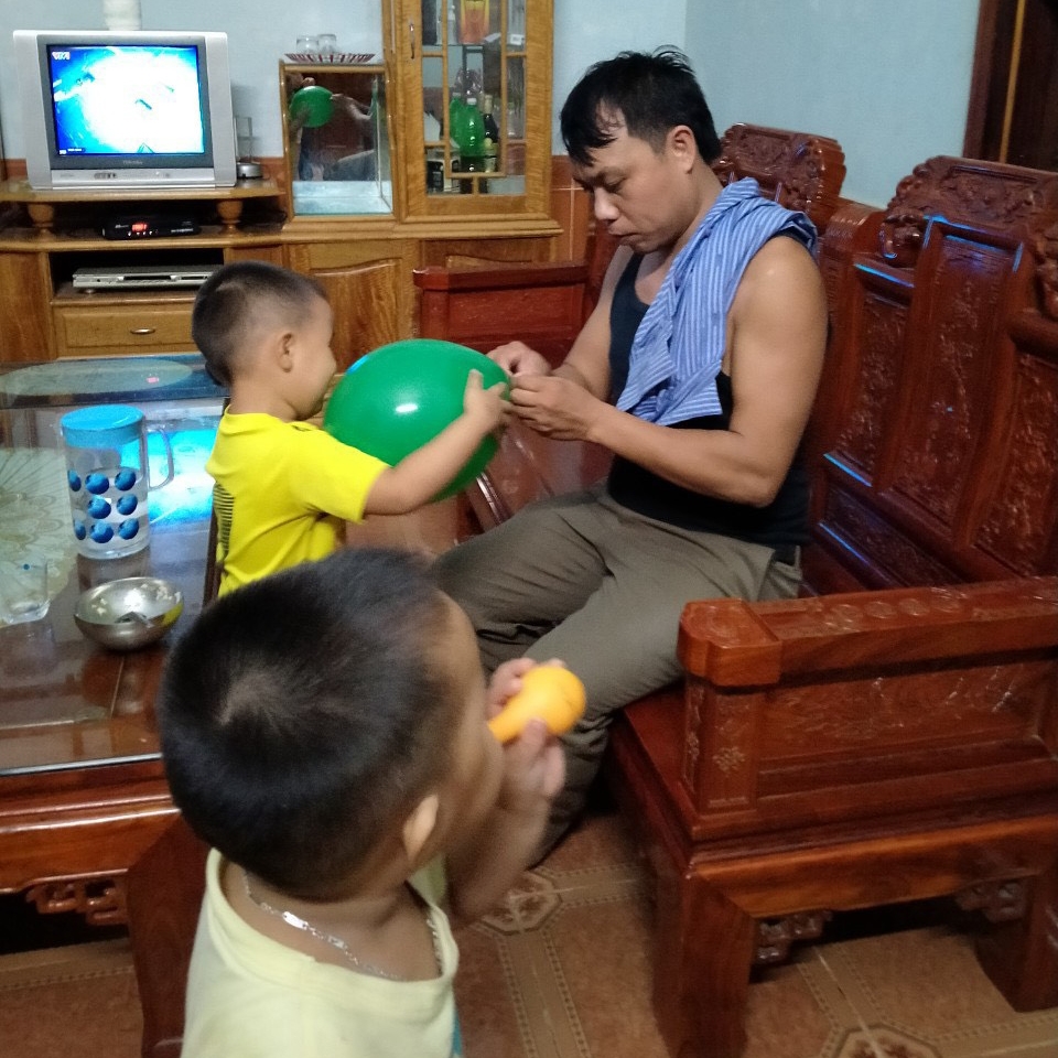 Phía sau hạnh phúc gia đình Phía sau hạnh phúc gia đình