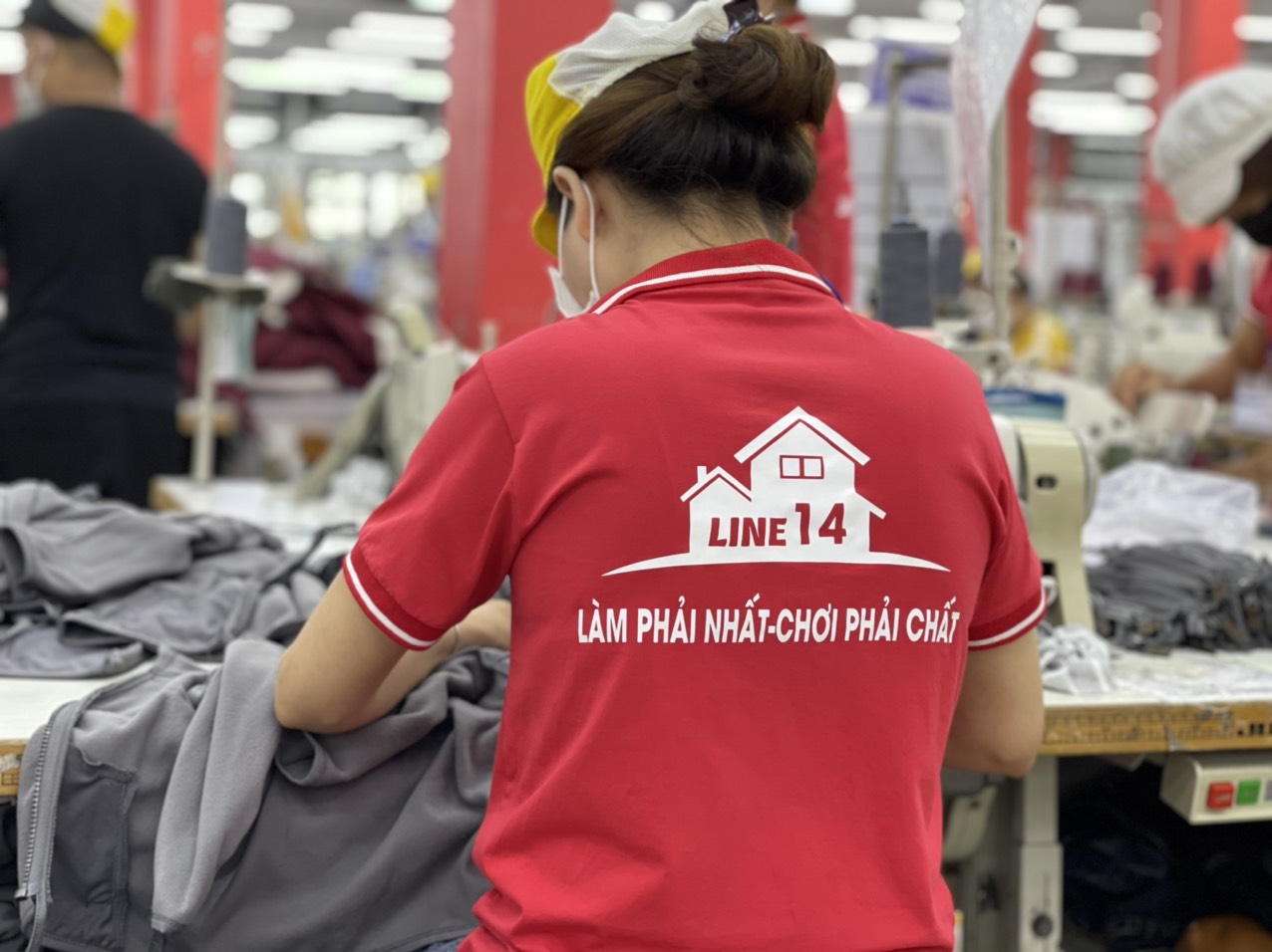 Rực sỡ sắc màu slogan "Hãy cứ làm thật" trên đồng phục người lao động MiAn Rực sỡ sắc màu slogan "Hãy cứ làm thật" trên đồng phục người lao động MiAn