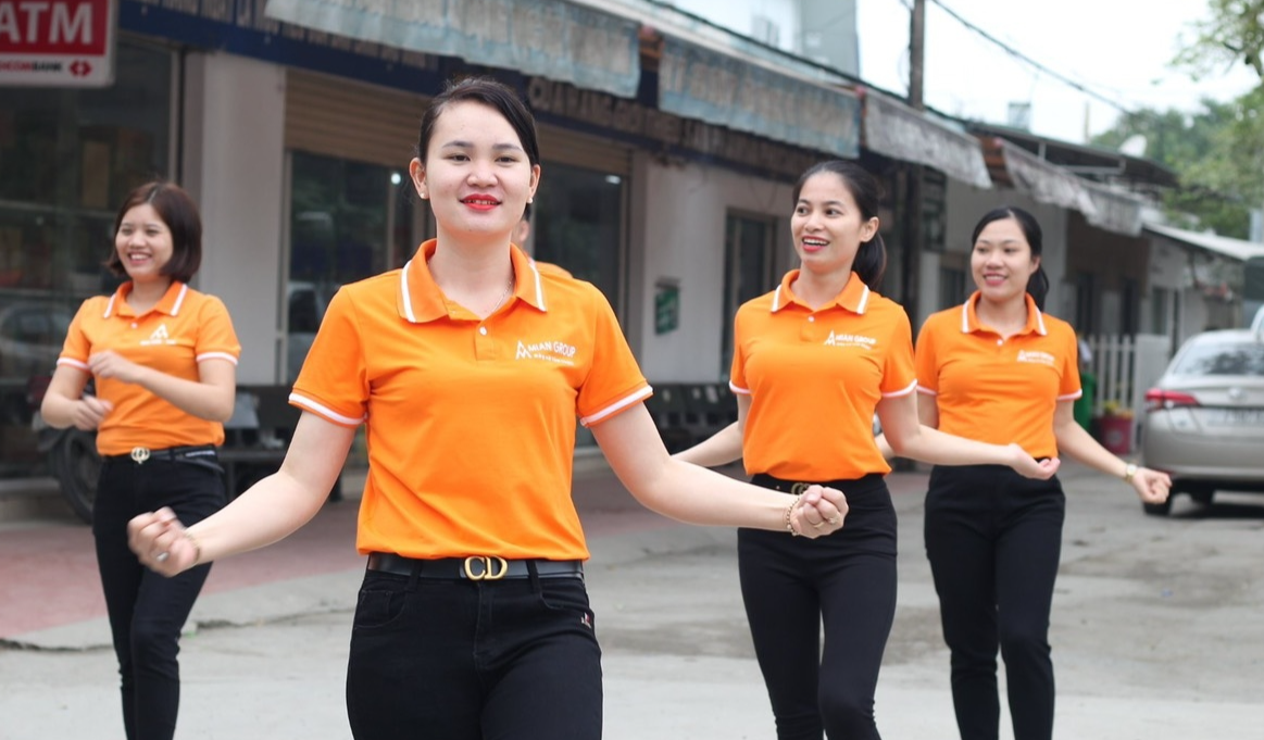 Rực sỡ sắc màu slogan "Hãy cứ làm thật" trên đồng phục người lao động MiAn Rực sỡ sắc màu slogan "Hãy cứ làm thật" trên đồng phục người lao động MiAn