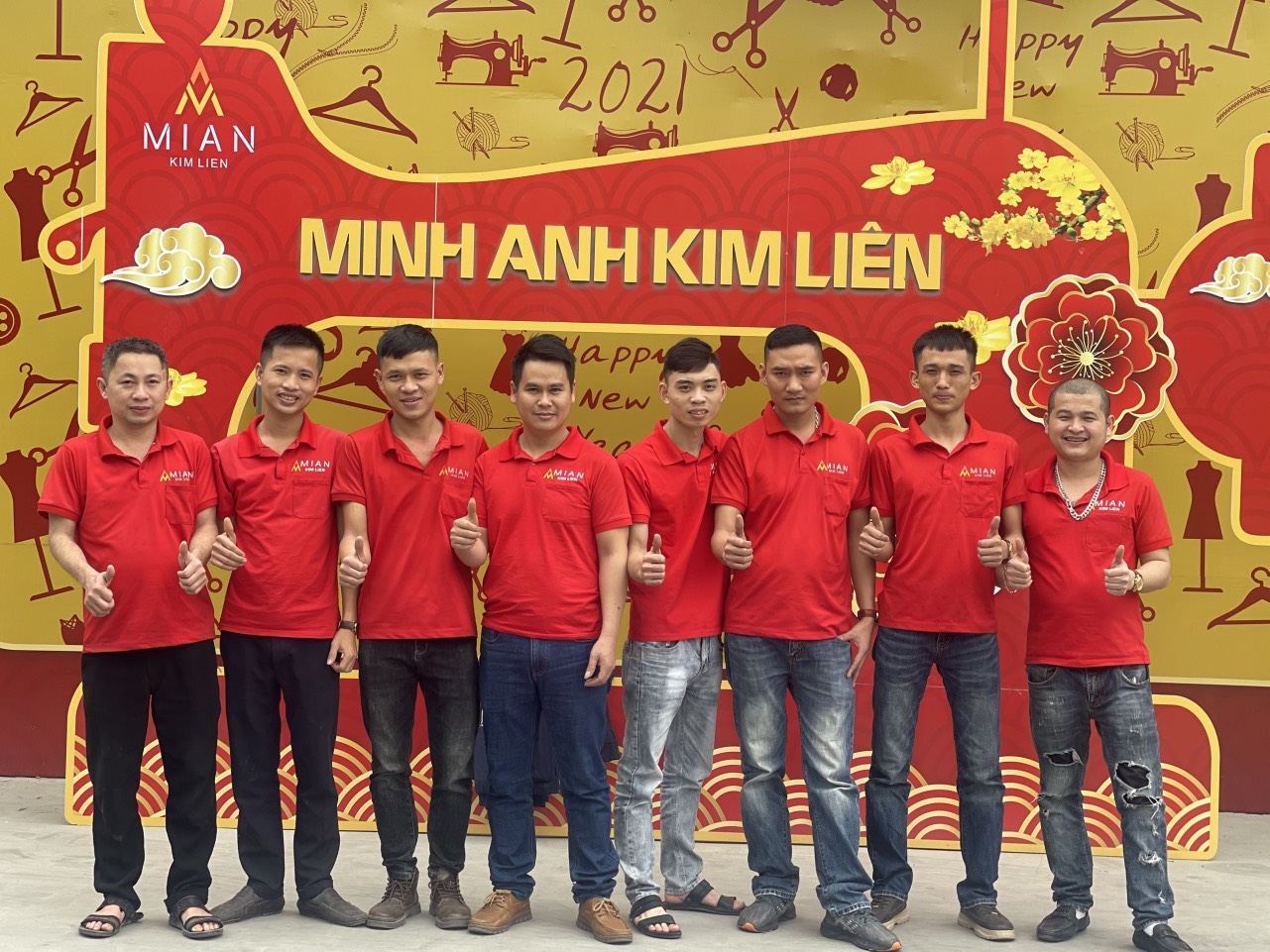 Rực sỡ sắc màu slogan"Hãy cứ làm thật" trên đồng phục người lao động MiAn Rực sỡ sắc màu slogan"Hãy cứ làm thật" trên đồng phục người lao động MiAn