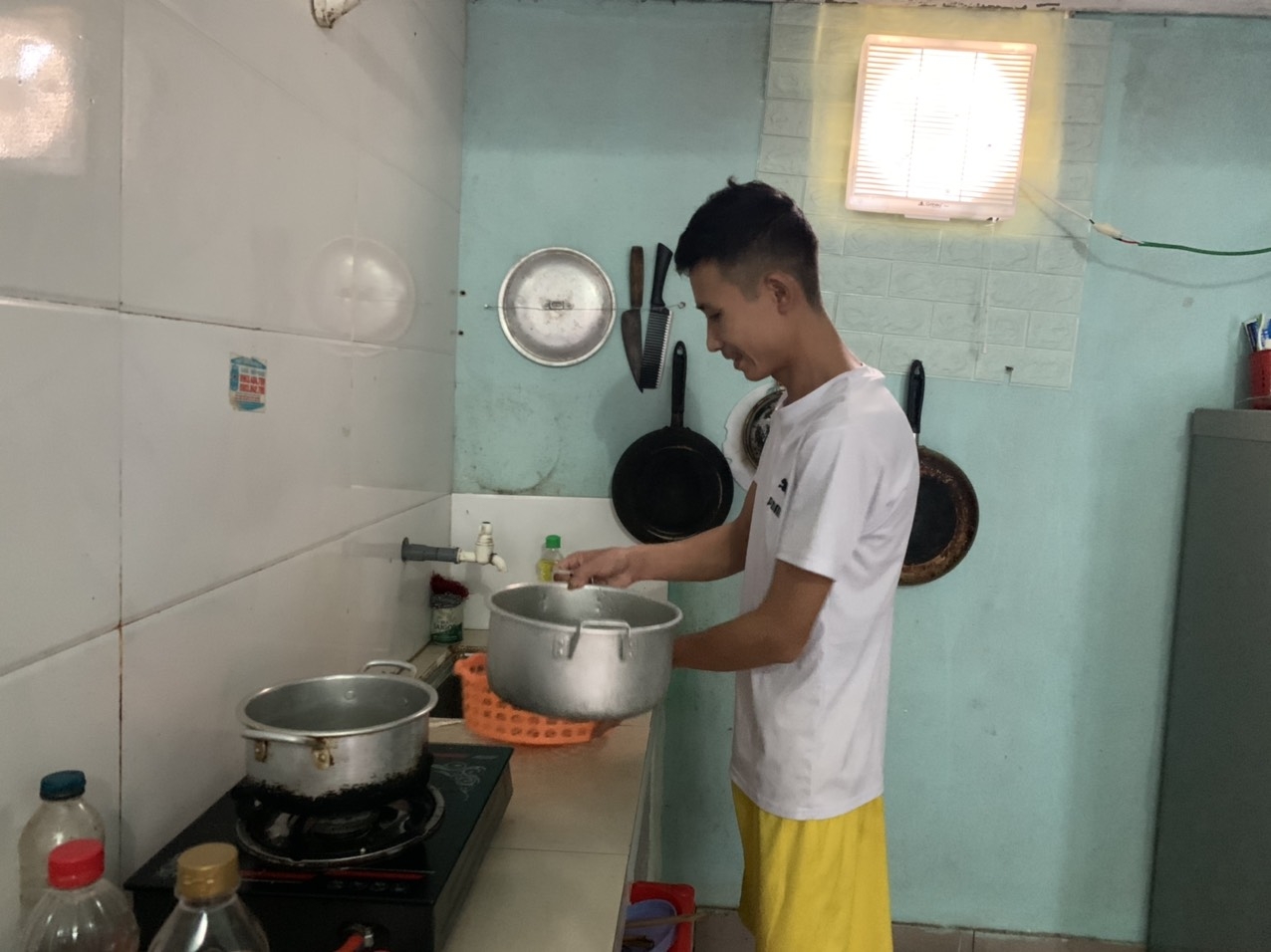 "Thiếu việc làm, thu nhập giảm thực sự rất khó khăn nhưng an toàn cho mọi người là trên hết"