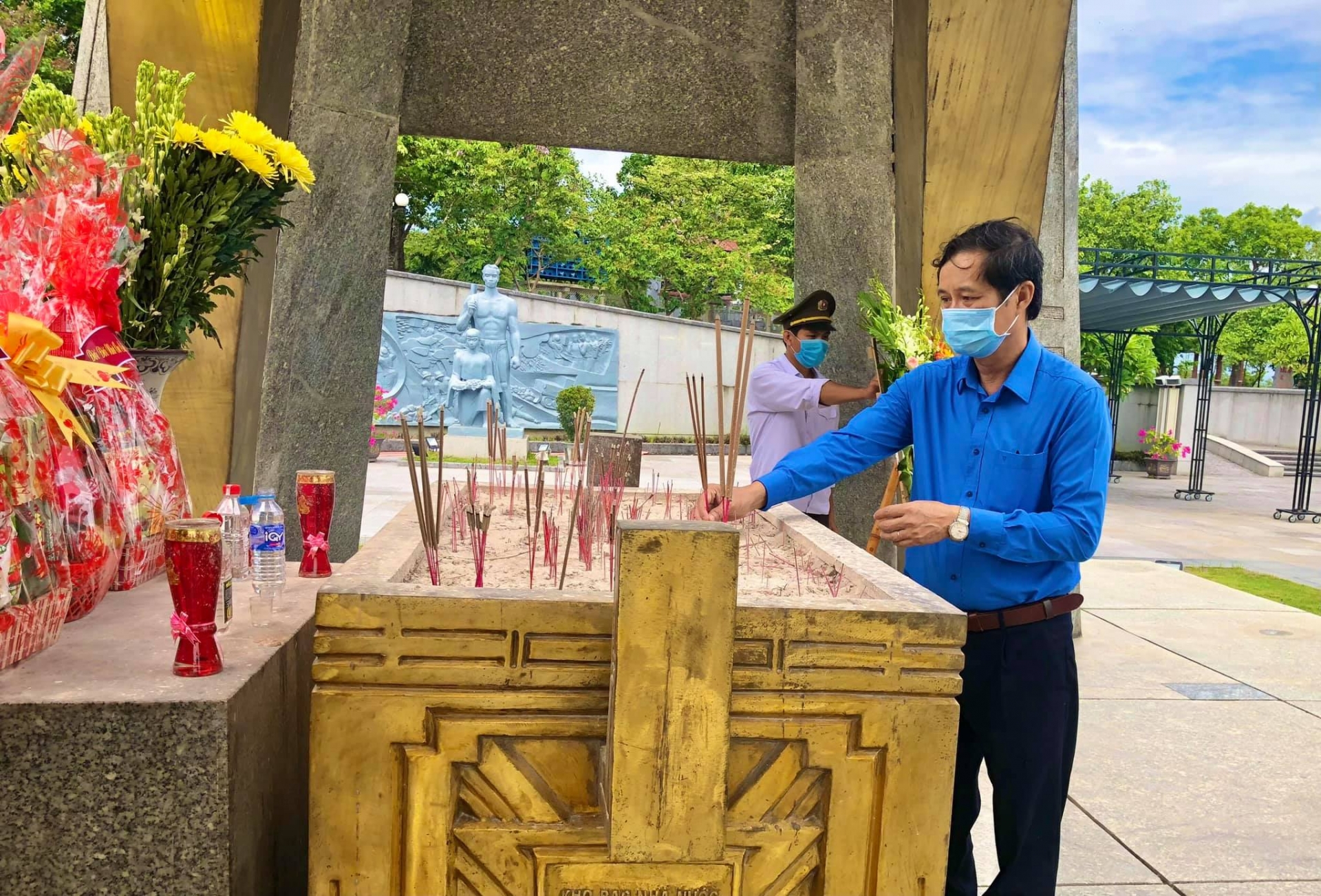 LĐLĐ tỉnh Quảng Trị dâng hương tưởng nhớ các anh hùng liệt sĩ LĐLĐ tỉnh Quảng Trị dâng hương tưởng nhớ các anh hùng liệt sĩ