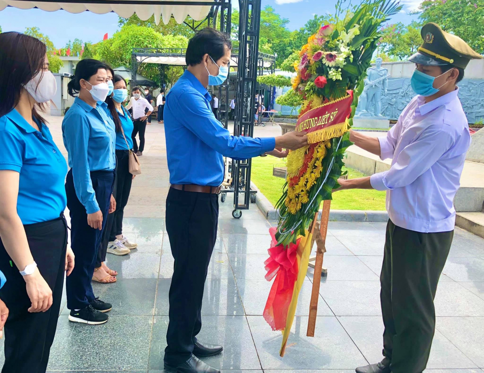 LĐLĐ tỉnh Quảng Trị dâng hương tưởng nhớ các anh hùng liệt sĩ LĐLĐ tỉnh Quảng Trị dâng hương tưởng nhớ các anh hùng liệt sĩ