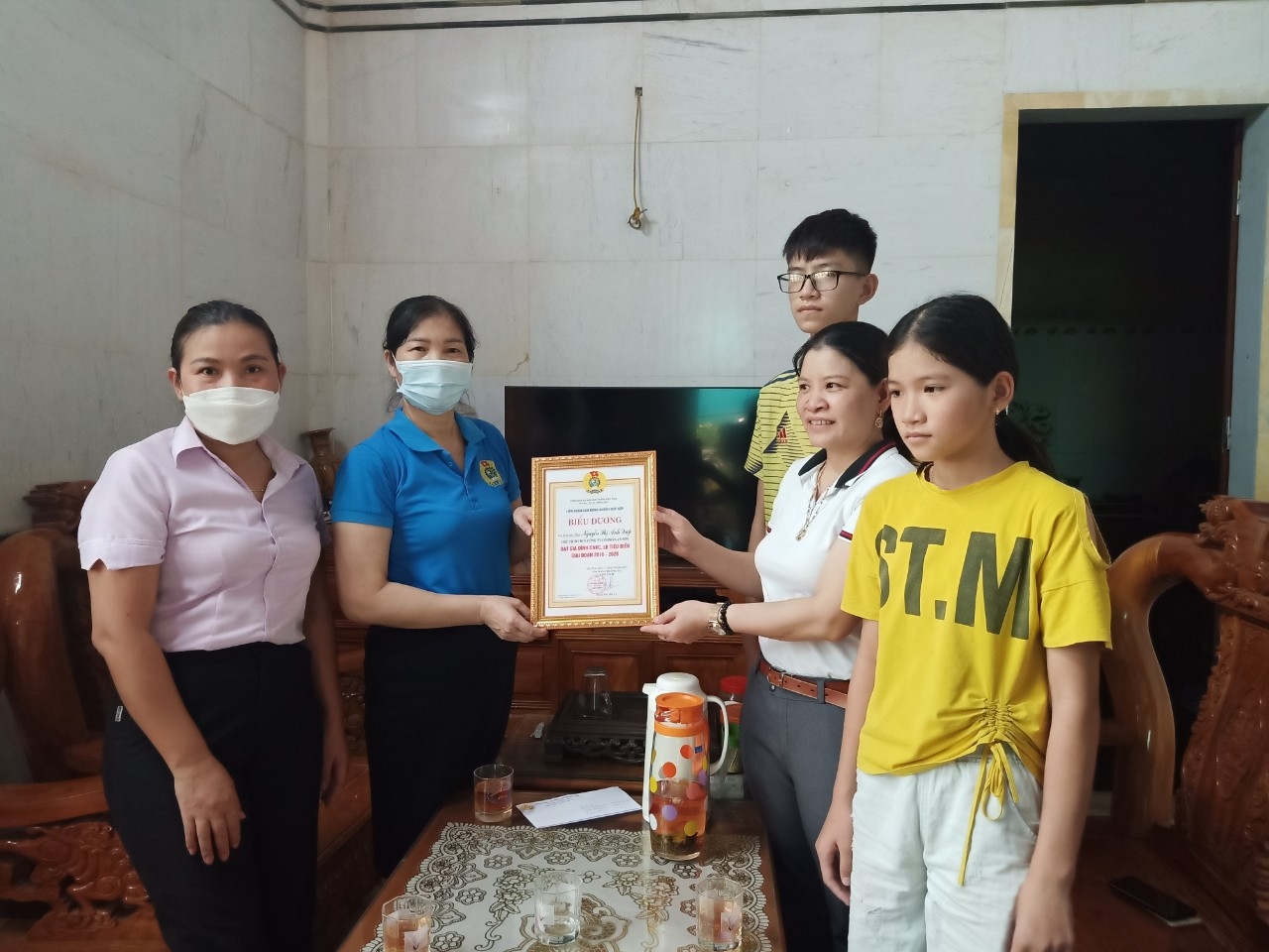 "Thiếu việc làm, thu nhập giảm thực sự rất khó khăn nhưng an toàn cho mọi người là trên hết" "Thiếu việc làm, thu nhập giảm thực sự rất khó khăn nhưng an toàn cho mọi người là trên hết"