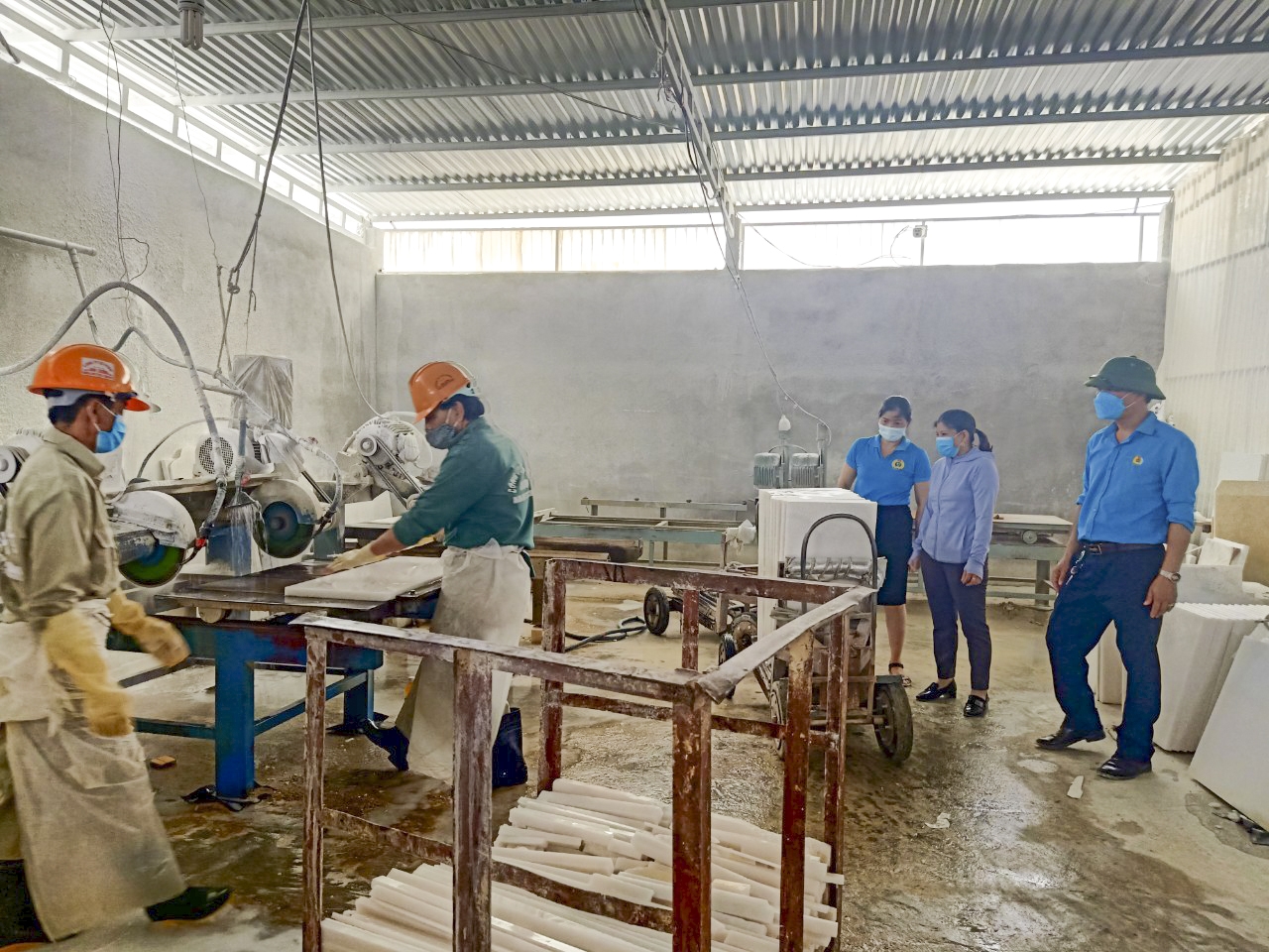 "Thiếu việc làm, thu nhập giảm thực sự rất khó khăn nhưng an toàn cho mọi người là trên hết" "Thiếu việc làm, thu nhập giảm thực sự rất khó khăn nhưng an toàn cho mọi người là trên hết"