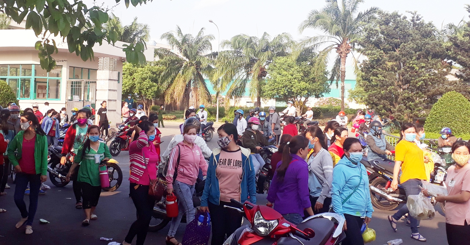 Tạm hoãn hợp đồng lao động do dịch bệnh thì lương và BHXH thực hiện như thế nào Tạm hoãn hợp đồng lao động do dịch bệnh thì lương và BHXH thực hiện như thế nào