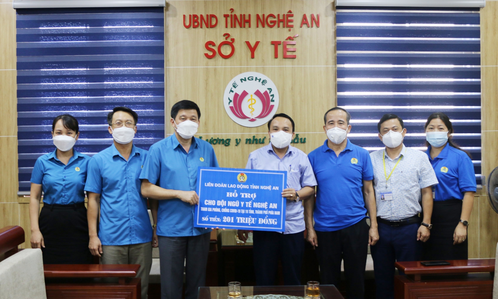 Hỗ trợ 201 triệu đồng cho nhân viên y tế Nghệ An đang làm nhiệm vụ ở các tỉnh phía Nam