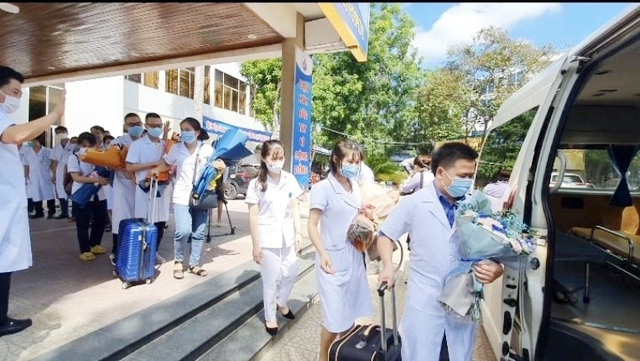 Hỗ trợ 201 triệu đồng cho nhân viên y tế Nghệ An đang làm nhiệm vụ ở các tỉnh phía Nam