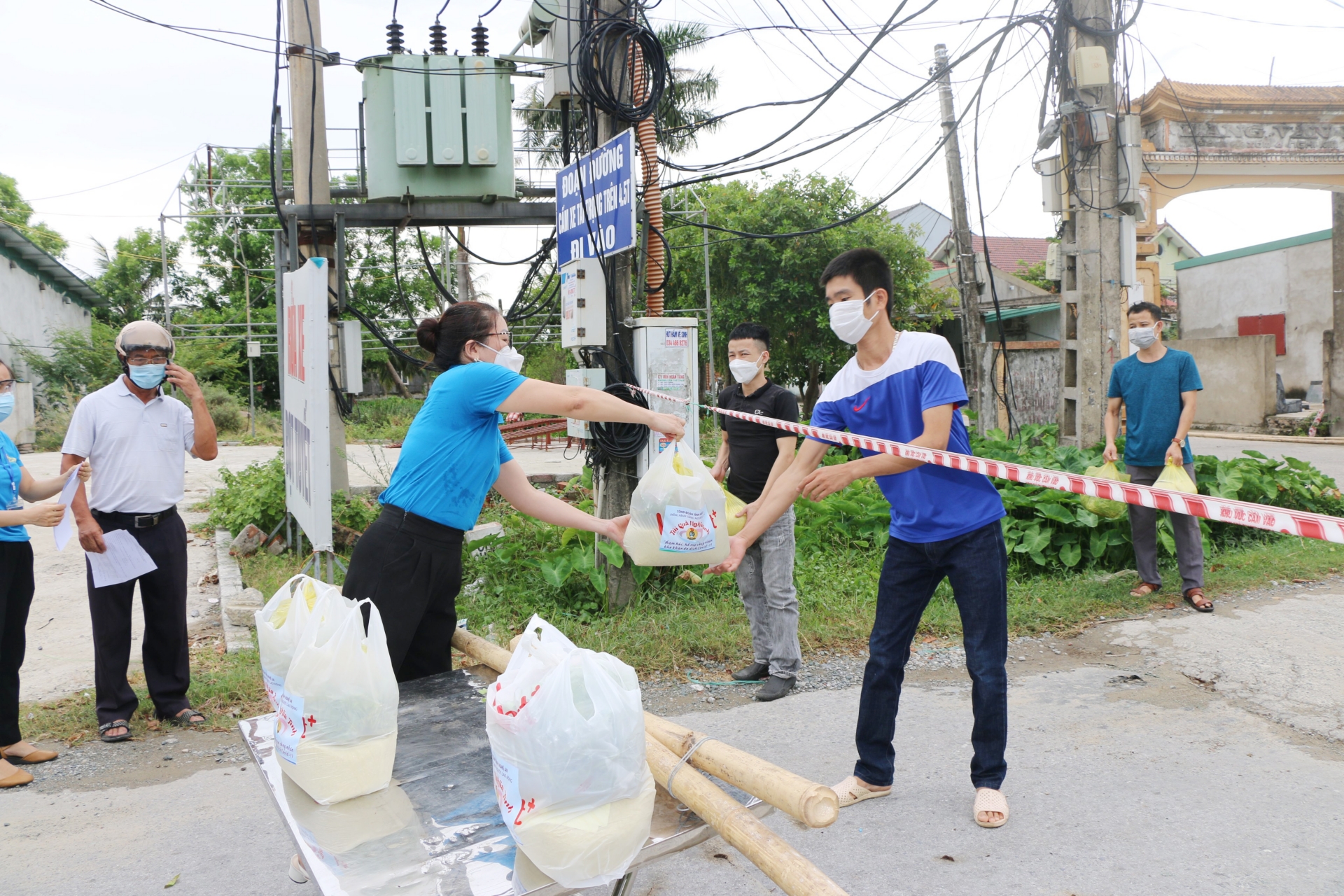 LĐLĐ Nghệ An thăm, tặng quà cho công nhân lao động tại khu nhà trọ