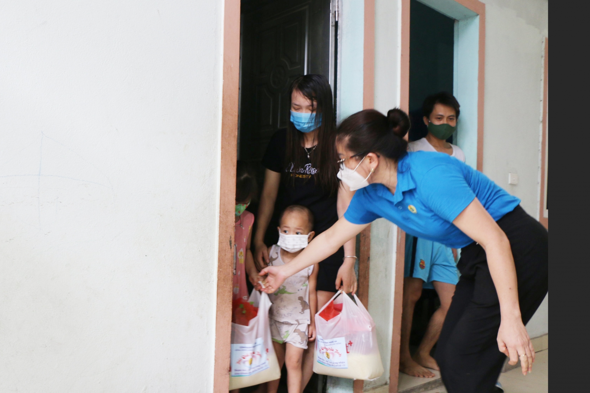 LĐLĐ Nghệ An thăm, tặng quà cho công nhân lao động tại khu nhà trọ