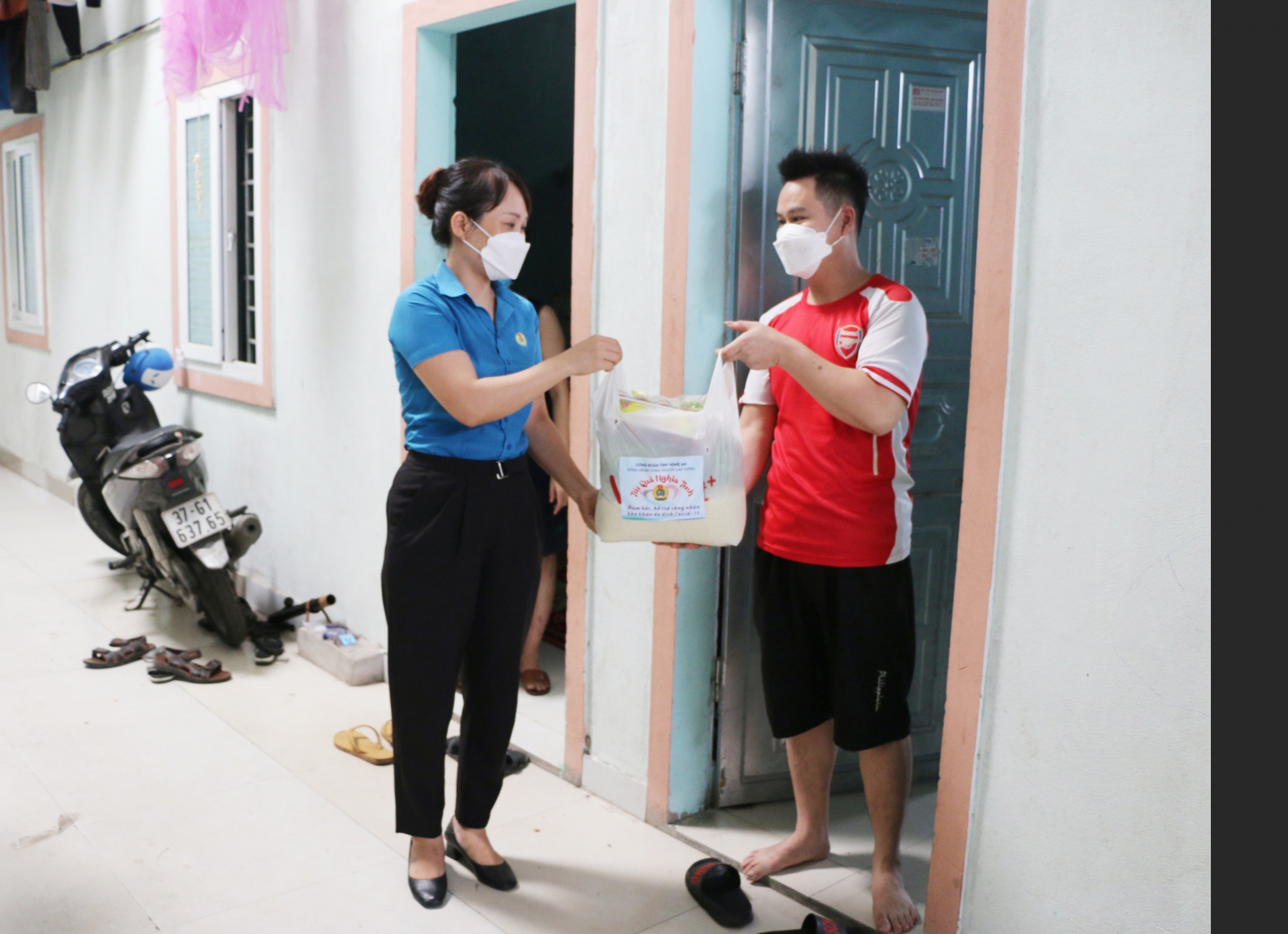 LĐLĐ Nghệ An thăm, tặng quà cho công nhân lao động tại khu nhà trọ