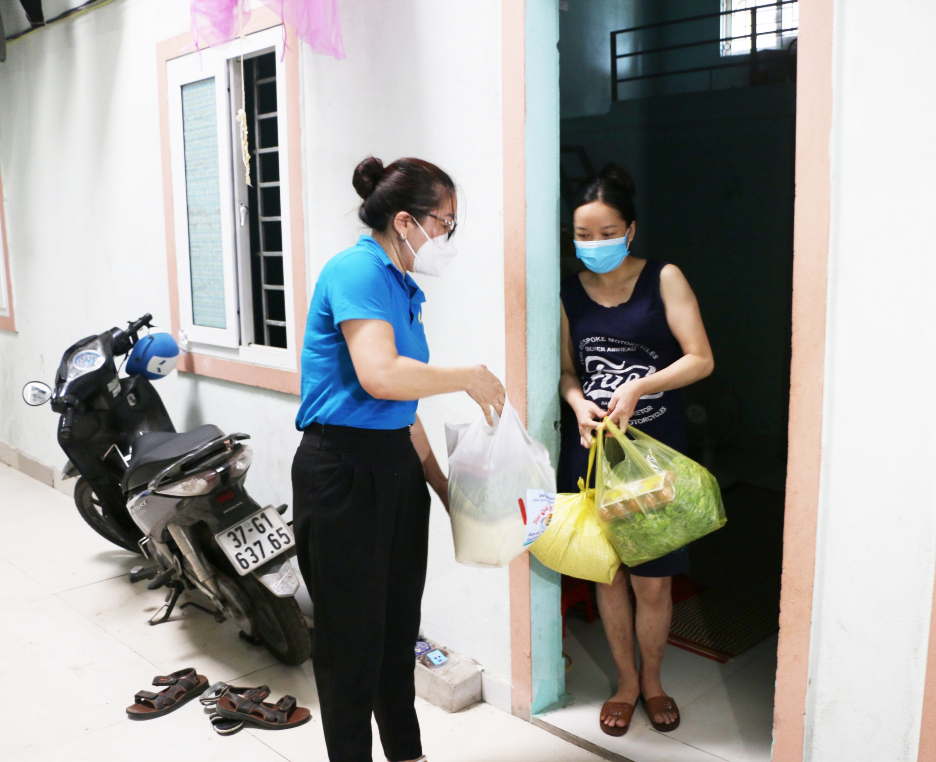 LĐLĐ Nghệ An thăm, tặng quà cho công nhân lao động tại khu nhà trọ