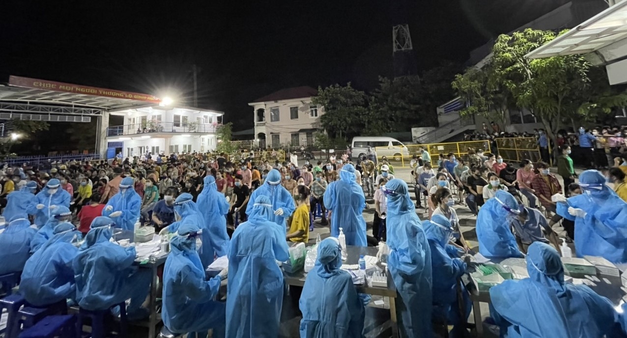 Doanh nghiệp hỗ trợ hơn 2 triệu đồng/tháng cho công nhân "3 tại chỗ" Doanh nghiệp hỗ trợ hơn 2 triệu đồng/tháng cho công nhân "3 tại chỗ"