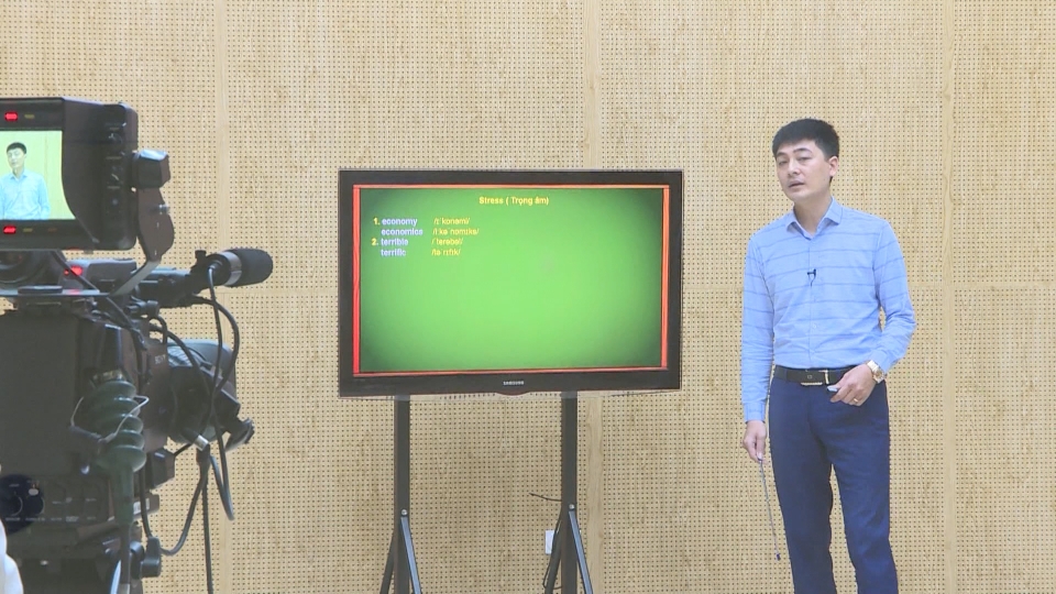 Phó Thủ tướng Chính phủ Vũ Đức Đam yêu cầu giảm tải chương trình học trực tuyến