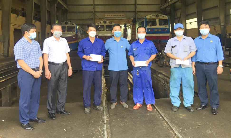 Công đoàn Đường sắt Việt Nam hỗ trợ khẩn cấp cho NLĐ gặp khó khăn do dịch bệnh Công đoàn Đường sắt Việt Nam hỗ trợ cho người lao động gặp khó khăn do dịch bệnh