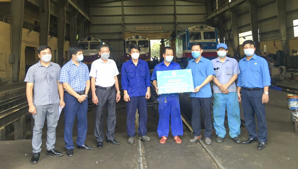 Công đoàn Đường sắt Việt Nam hỗ trợ khẩn cấp cho NLĐ gặp khó khăn do dịch bệnh Công đoàn Đường sắt Việt Nam hỗ trợ cho người lao động gặp khó khăn do dịch bệnh