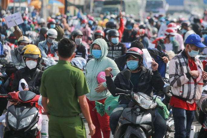 Thủ tướng kêu gọi người dân kiềm chế, không tự phát về quê Thủ tướng kêu gọi người dân kiềm chế, không tự phát về quê