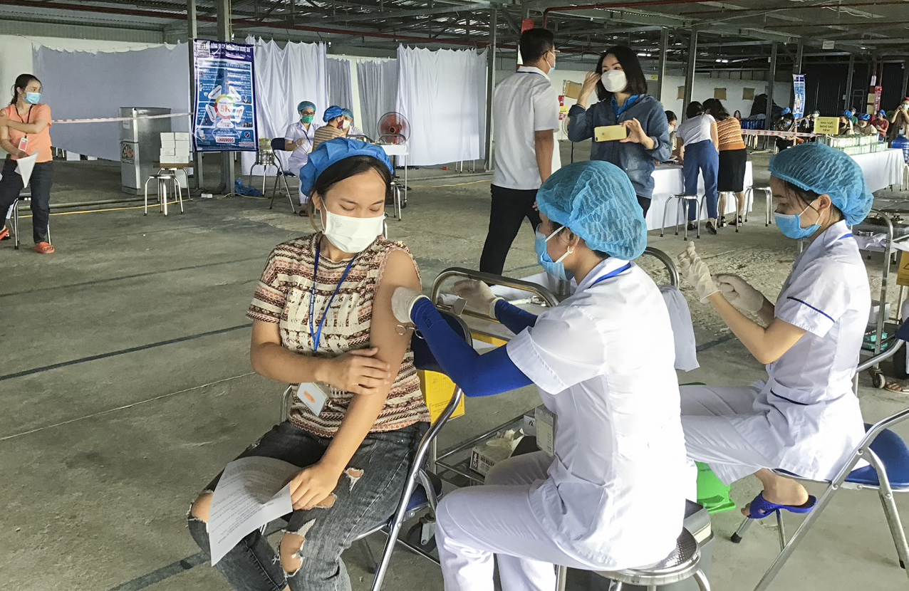 Diễn Châu: Gần 12.000 công nhân được tiêm vắc xin phòng Covid-19