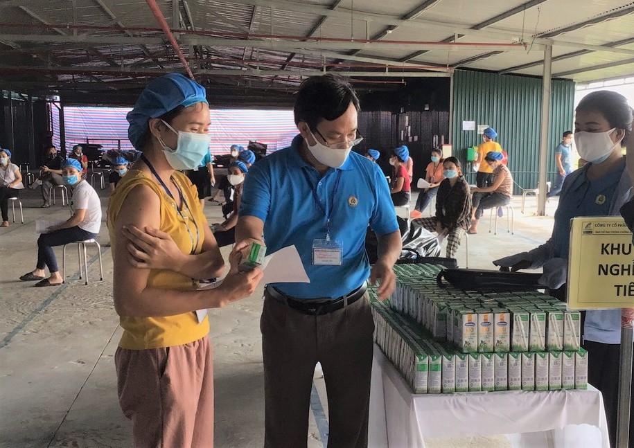 Gần 12.000 công nhân huyện Diễn Châu được tiêm phòng vắc xin Covid-19