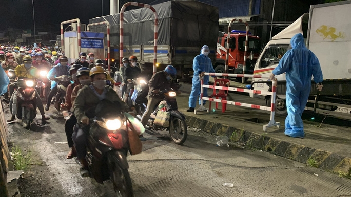 Phát hiện nhiều ca mắc Covid-19 trong dòng người đổ về các tỉnh miền Tây Phát hiện nhiều ca mắc Covid-19 trong dòng người đổ về các tỉnh miền Tây