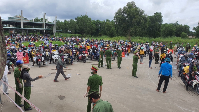 Phát hiện nhiều ca mắc Covid-19 trong dòng người đổ về các tỉnh miền Tây Phát hiện nhiều ca mắc Covid-19 trong dòng người đổ về các tỉnh miền Tây