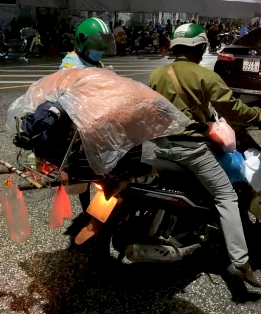 Bé trai 15 ngày tuổi cùng bố mẹ vượt hàng ngàn km về quê trốn dịch