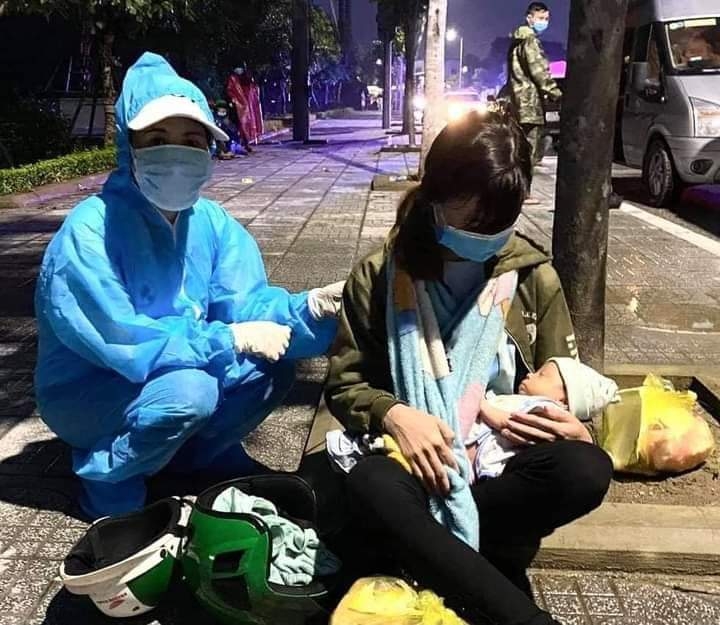 Bé trai 15 ngày tuổi cùng bố mẹ vượt hàng ngàn km về quê trốn dịch