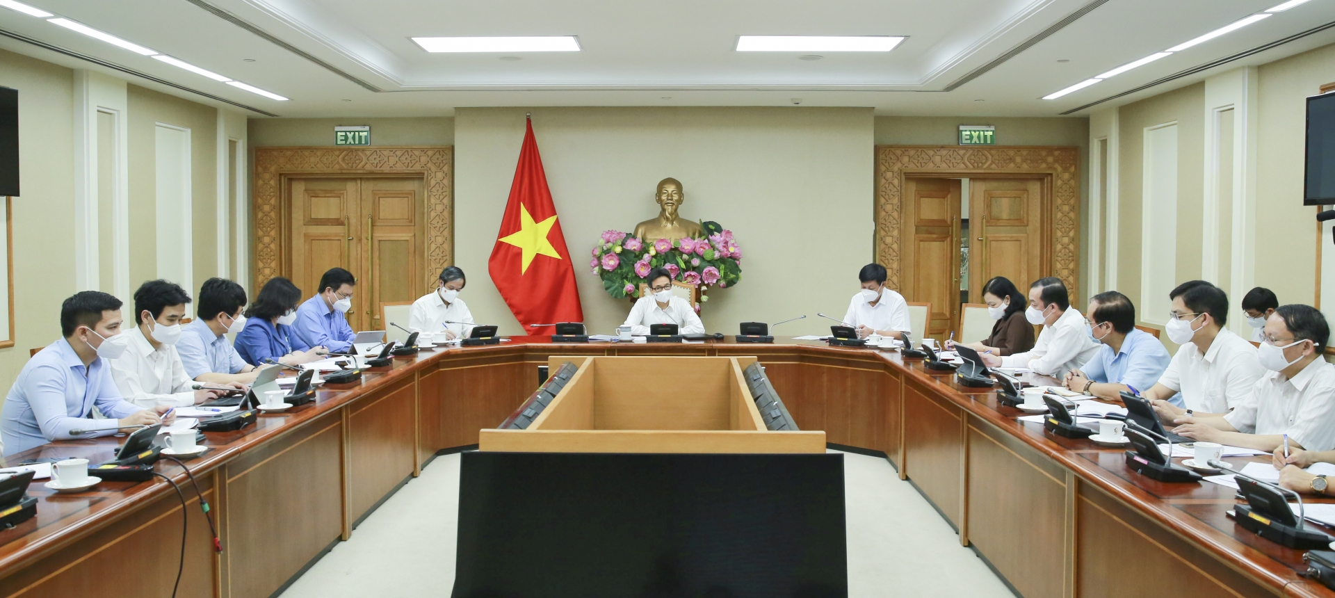 Chuẩn bị tiêm vắc xin cho trẻ từ 12-17 tuổi