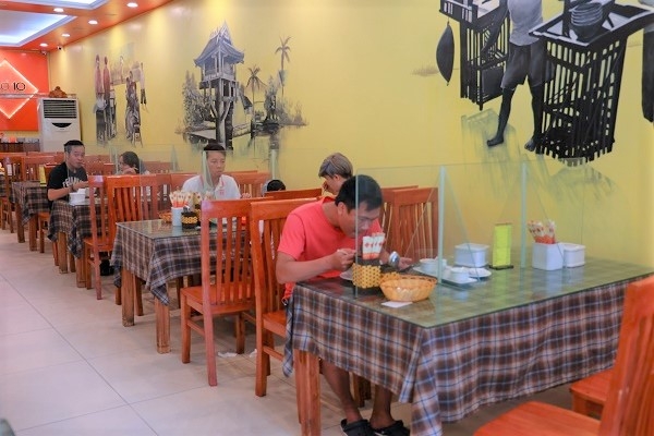 Hà Nội cho phép bán hàng ăn tại chỗ, xe buýt, taxi được hoạt động