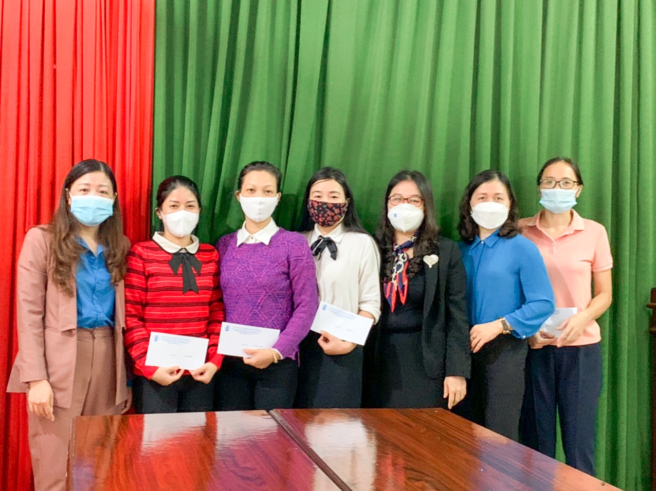 Công đoàn ngành Giáo dục Nghệ An trao quà cho đoàn viên nữ có hoàn cảnh khó khăn Công đoàn ngành Giáo dục Nghệ An trao quà cho đoàn viên nữ có hoàn cảnh khó khăn