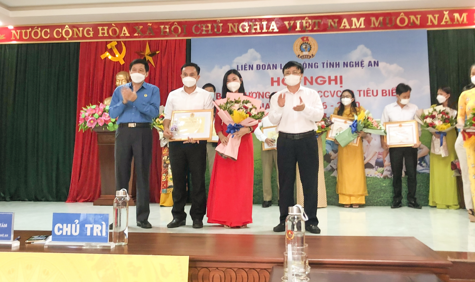 Công đoàn ngành Giáo dục Nghệ An trao quà cho đoàn viên nữ có hoàn cảnh khó khăn Công đoàn ngành Giáo dục Nghệ An trao quà cho đoàn viên nữ có hoàn cảnh khó khăn