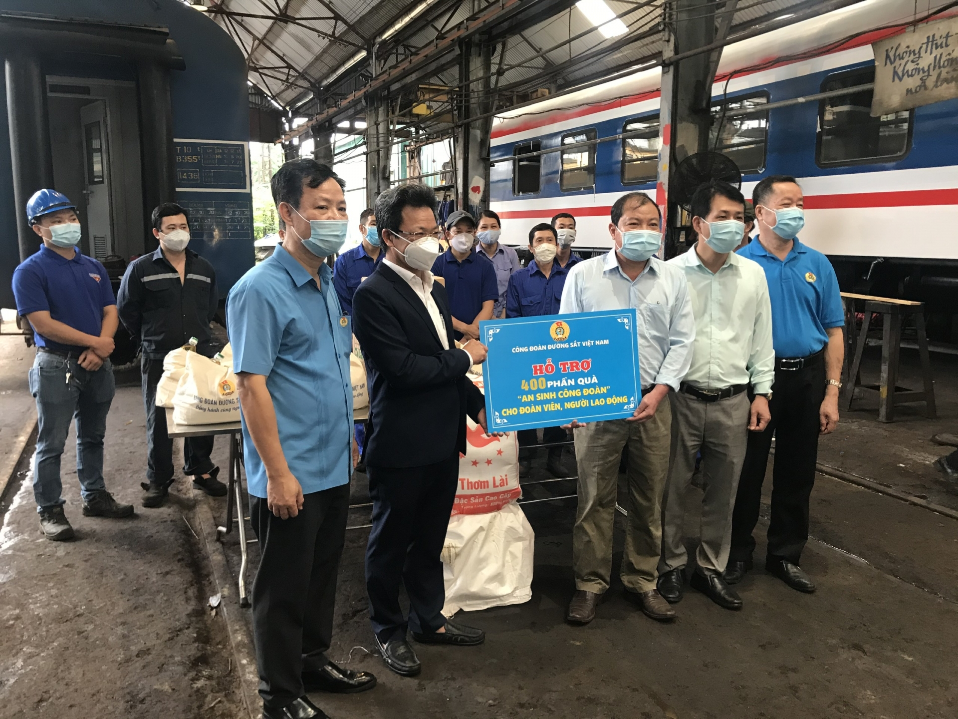 Công đoàn Đường sắt Việt Nam trao túi "an sinh công đoàn cho NLĐ khu vực Thanh Hóa, Nghệ An Công đoàn Đường sắt Việt Nam trao túi "an sinh công đoàn cho NLĐ khu vực Thanh Hóa, Nghệ An