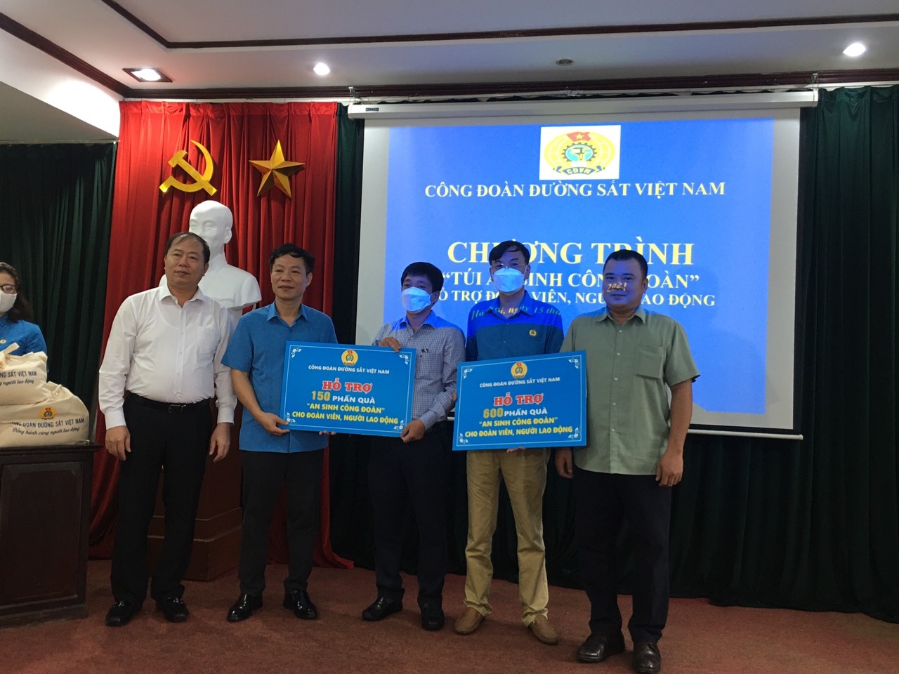 Công đoàn Đường sắt Việt Nam trao túi "an sinh công đoàn cho NLĐ khu vực Thanh Hóa, Nghệ An Công đoàn Đường sắt Việt Nam trao túi "an sinh công đoàn cho NLĐ khu vực Thanh Hóa, Nghệ An