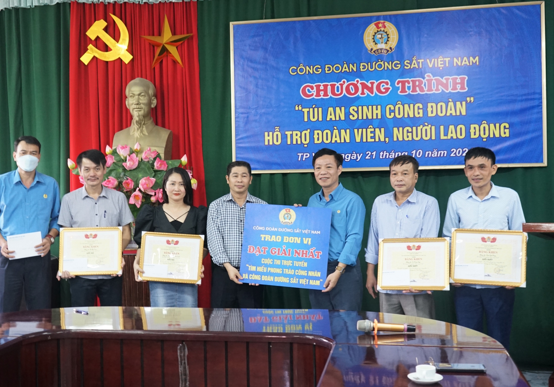 Công đoàn Đường sắt Việt Nam trao túi "an sinh công đoàn cho NLĐ khu vực Thanh Hóa, Nghệ An Công đoàn Đường sắt Việt Nam trao túi "an sinh công đoàn cho NLĐ khu vực Thanh Hóa, Nghệ An