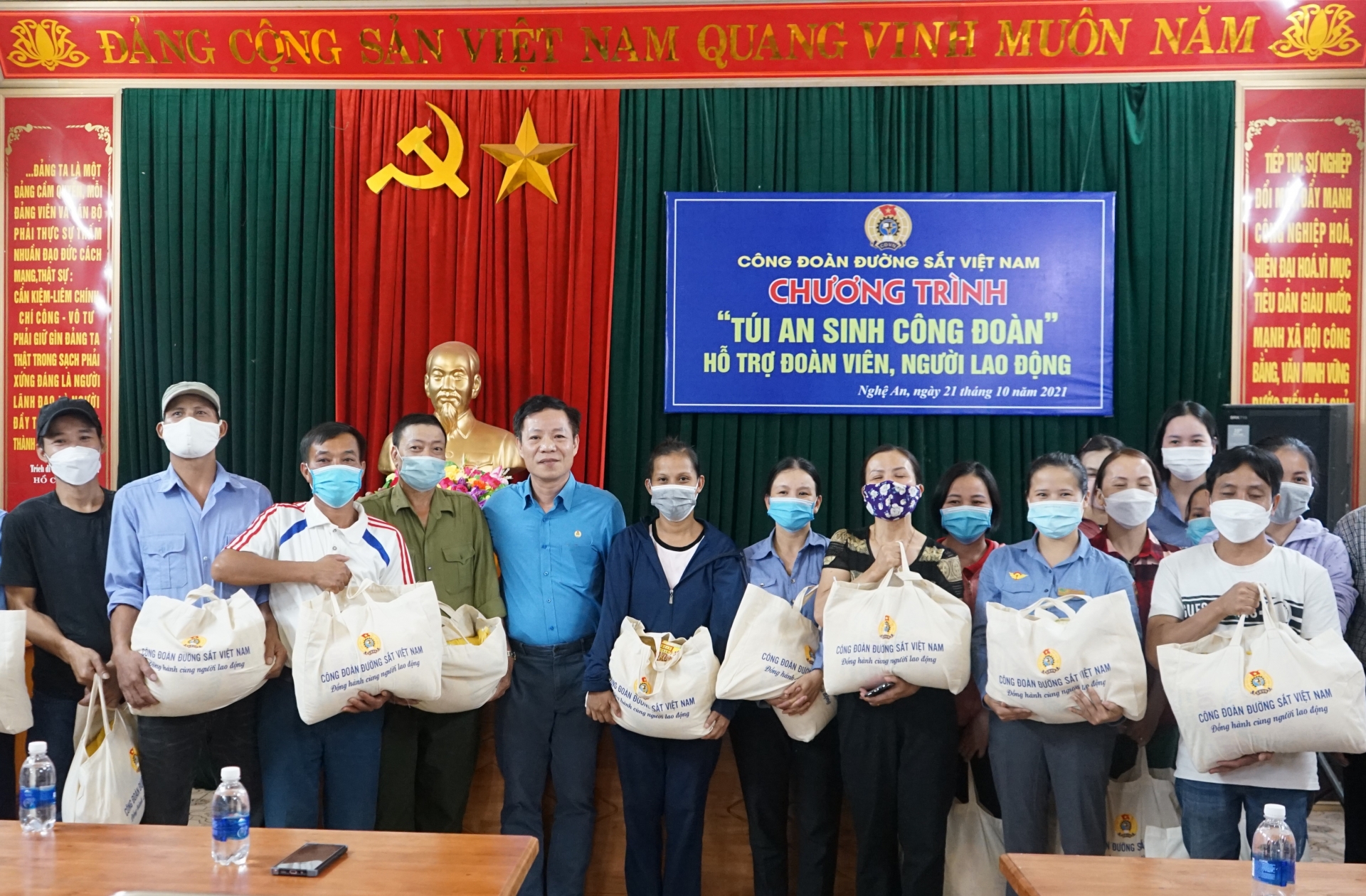 Công đoàn Đường sắt Việt Nam trao túi "an sinh công đoàn cho NLĐ khu vực Thanh Hóa, Nghệ An Công đoàn Đường sắt Việt Nam trao túi "an sinh công đoàn cho NLĐ khu vực Thanh Hóa, Nghệ An