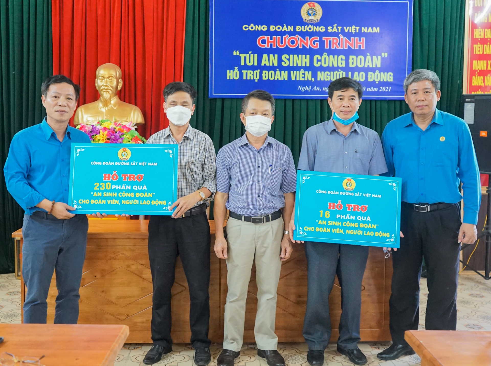 Công đoàn Đường sắt Việt Nam trao túi "An sinh Công đoàn" cho NLĐ khu vực Nghệ An Công đoàn Đường sắt Việt Nam trao túi "An sinh Công đoàn" cho NLĐ khu vực Nghệ An