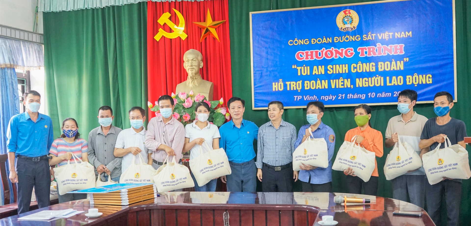 Công đoàn Đường sắt Việt Nam trao túi "an sinh công đoàn cho NLĐ khu vực Thanh Hóa, Nghệ An Công đoàn Đường sắt Việt Nam trao túi "an sinh công đoàn cho NLĐ khu vực Thanh Hóa, Nghệ An